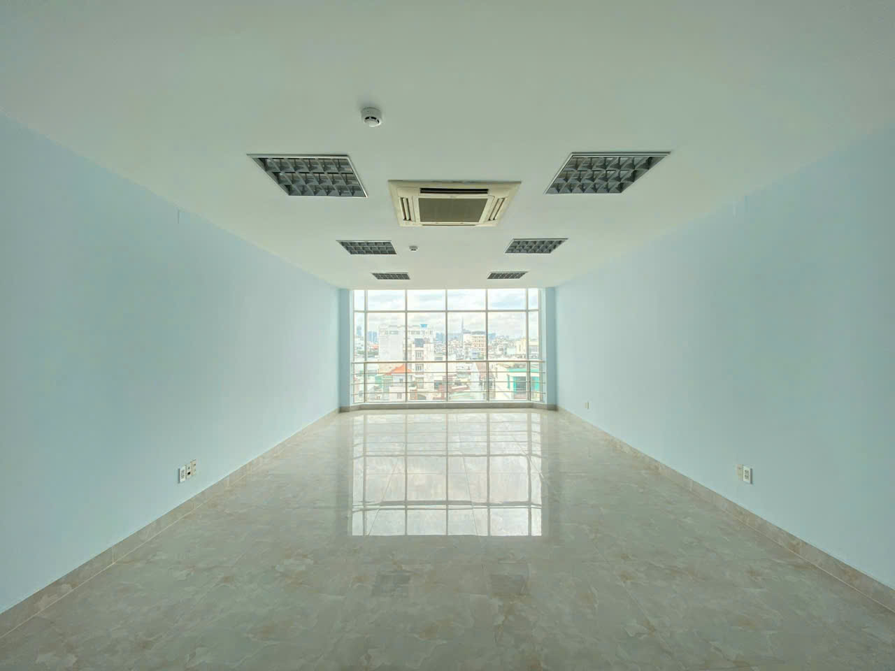 Nhà 273 Nguyễn Thị Thập sàn trống suốt phù hợp để làm văn phòng.